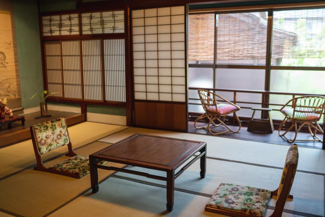 Machiya Guest House Carta Kanazawa Bagian luar foto